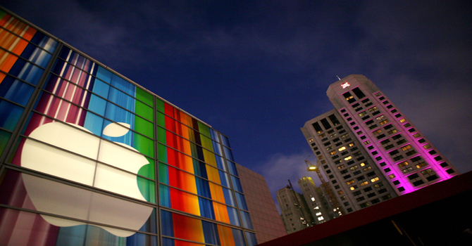 Apple Shareholder Goes to Court Over Stocks