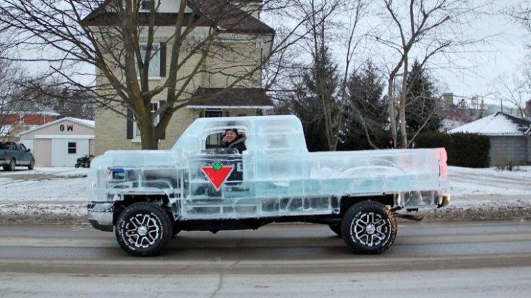Amazing Pick Up Truck Sculpted From Ice