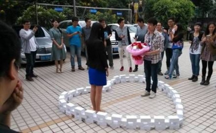 Guy Bought 99 iPhones To Propose & Got Turned Down